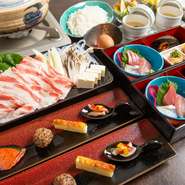 『自家製ほっけの一夜干し』は生のほっけをさばき、綺麗に洗って店内の通路に干されています。人気の『男爵黒豚餃子』は、函館産「男爵豚」を使用。地物・国産品を中心とした料理を楽しめます。