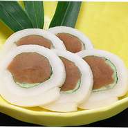 いかゴロ（ワタ）を醤油漬けにし大葉とワサビでアクセントをきかせた珍味。