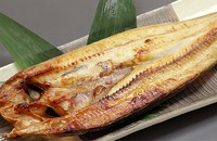 近海でとれる「根ほっけ」を丁寧に仕込み店内干ししています。良いほっけが入荷しないときは品切れのこともございます。
※大きさ・季節によって異なります。
※特大以上は予約が必要となります。