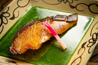 お酒も、ごはんもすすみます。今や高級魚。