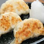 当店リピート率ナンバーワン。田畑牧場の黒豚を使用。サイズは大きめで、肉汁が溢れ出てくるタイプの餃子です。塩ポン酢でどうぞ。