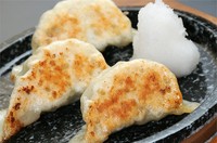 当店リピート率ナンバーワン。田畑牧場の黒豚を使用。サイズは大きめで、肉汁が溢れ出てくるタイプの餃子です。塩ポン酢でどうぞ。
