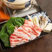 常夜鍋とは、毎晩食べても飽きないという意味を持つ鍋のことで、北海道産の黒豚と、さわやかファームさんのほうれん草を使用しています。