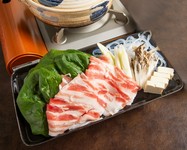 常夜鍋とは、毎晩食べても飽きないという意味を持つ鍋のことで、北海道産の黒豚と、さわやかファームさんのほうれん草を使用しています。