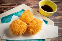 函館牛乳のマリボーチーズを使用。貴重なチーズを串揚げに！冷めやすいのでお早めに！
