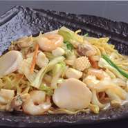 シェアしてどうぞ。海鮮の旨みたっぷりの生麺汁焼きそばです。