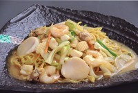 シェアしてどうぞ。海鮮の旨みたっぷりの生麺汁焼きそばです。