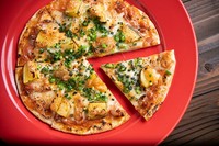 函館牛乳さんのマリボーチーズを使用しています。お酒合う、酒盗ピザです。