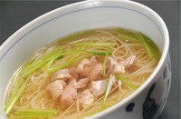 自家製出汁、揖保乃糸そうめんを使用。