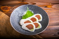 日本酒によく合う郷土料理！烏賊のゴロ（ワタ）を醤油漬けにし、大葉、ワサビでアクセントをきかせたオリジナル珍味。凍ったまま食べてくださいね！