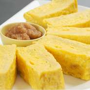 甘くて、ふわふわ！オーダーを頂いてから一本ずつ、?引きされた銅製卵焼き器で焼きますので、特に混雑している時はご提供までに時間がかかります。