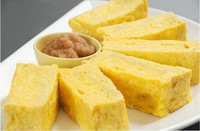 甘くて、ふわふわ！オーダーを頂いてから一本ずつ、?引きされた銅製卵焼き器で焼きますので、特に混雑している時はご提供までに時間がかかります。