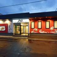 電車道路沿い、「レオパレス」さんと「uniライフ」さんの間を入ります。角にリパークさん、そちらを左折。