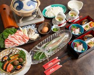 函館名物の活イカと、当店看板料理の黒豚の常夜鍋のついた人気のコースです。