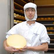 函館牛乳の加藤が作ったチーズが食べたい！
そうお客様に言っていただけるようなチーズを必ずや作れるようになります！
…第三回函館フードフェスタでの加藤さんのスピーチ、じ～んときました。
「魚まさ」のチーズ料理は最高！と言って頂けるように私たちも頑張ります！
函館牛乳で作ったチーズだから美味しいんですね、とお客様によく言われます。
このチーズは私たち函館市民によくなじみます。