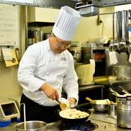 【五島軒】ひと筋42年。生え抜きの13代目総料理長のモットーは「伝統を忠実に守りながらも、創意工夫を怠らない」こと。1カ月以上をかけてつくるデミグラスソースをはじめ、伝統のレシピを引き継いでいます。