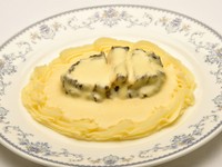 松前産の高級アワビを直送。やわらかく煮たてた身がクリーミーな味わいを醸し出しています。
