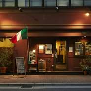 店主厳選の『ワイン』と絶品『パスタ』で、仕事帰りの人を中心に人気となっている【トラットリア　カンディート】。ヨーロッパの街角にあるお店を思わせるおしゃれな雰囲気と気軽さでリピーター続出です。