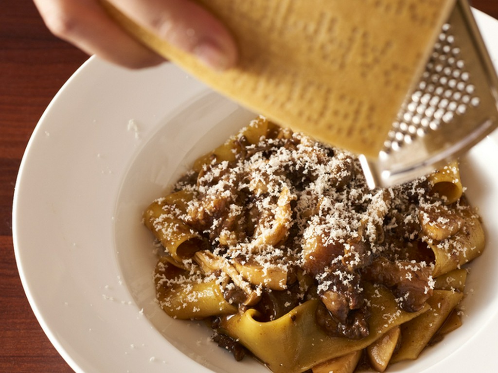 ホロホロになるまでじっくり煮込んだ『牛タンとキノコのボロネーゼ　～生バッパルデッレ～』