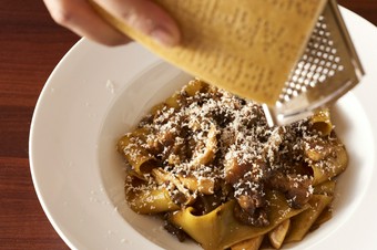 ホロホロになるまでじっくり煮込んだ『牛タンとキノコのボロネーゼ　～生バッパルデッレ～』