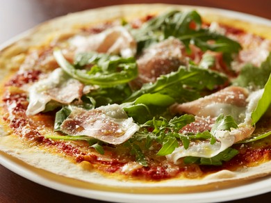 小麦の香りと旨みを感じる！自家製！『ピッツァ　プロシュート』