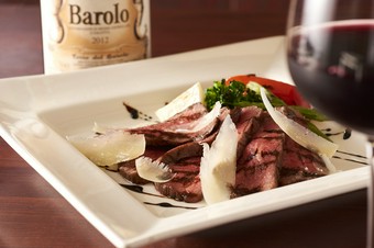 赤身が美しい！ワインと相性抜群！『黒毛和牛のタリアータパルミジャーノチーズとセルバチコ添え』