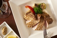 低温でじっくり数回にわけて絶妙に火を入れた豚肉はしっとり柔らかくとてもジューシーです。
リピーターの多い一品。
ナイフを入れた時の柔らかさを是非一度お試しください。