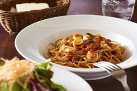 内容は週替わりでご用意しております。気まぐれサラダお好きなパスタ(5種類からお選びいただけます。)自家製フォカッチャ