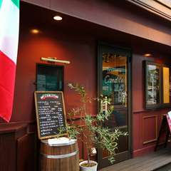 ワイン色のおしゃれな外観は、イタリアの街角を思わせる佇まい