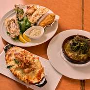 ビストロ料理や牡蠣料理など、選ぶのが楽しくなるほどメニューが充実しています。生や焼き、蒸し、グラタンなど趣向を凝らした逸品が満載。『牡蠣堪能コース』は、人気の牡蠣料理が味わい尽くせます。