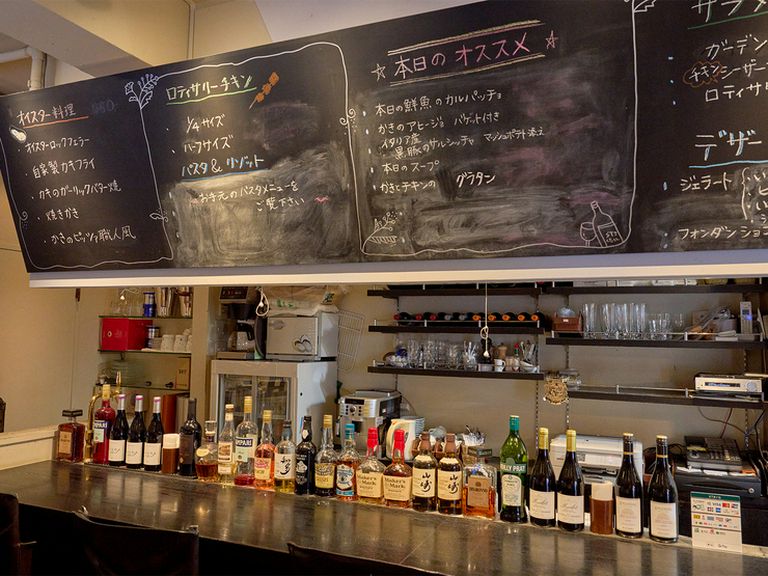 気軽な一人飲みにオススメの、くつろぎのカウンター席