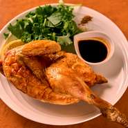 千葉県産の錦爽どりを使用した名物料理『ロティサリーチキン』