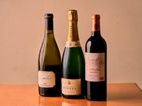 ボトルだけでなく、グラスオーダーできる銘柄もあります。白ワインを中心に、世界各国から30種類ほどのワインをピックアップ。マダムが好みの飲み口や予算に合わせた1本を提案してくれます。