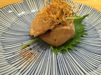 幾重にも旨味が広がる粕漬けでマグロを漬けこんで焼き上げた逸品。香ばしく揚げた長ネギがアクセントです。