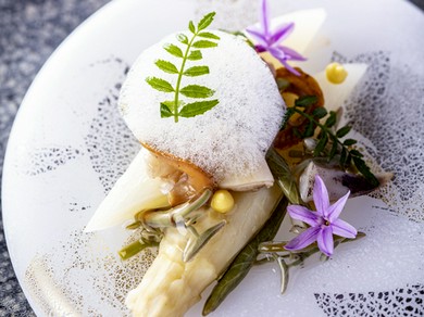 『茹で冷ました白アスパラと貝のメリメロ　じゅんさいと木の芽を合わせて』