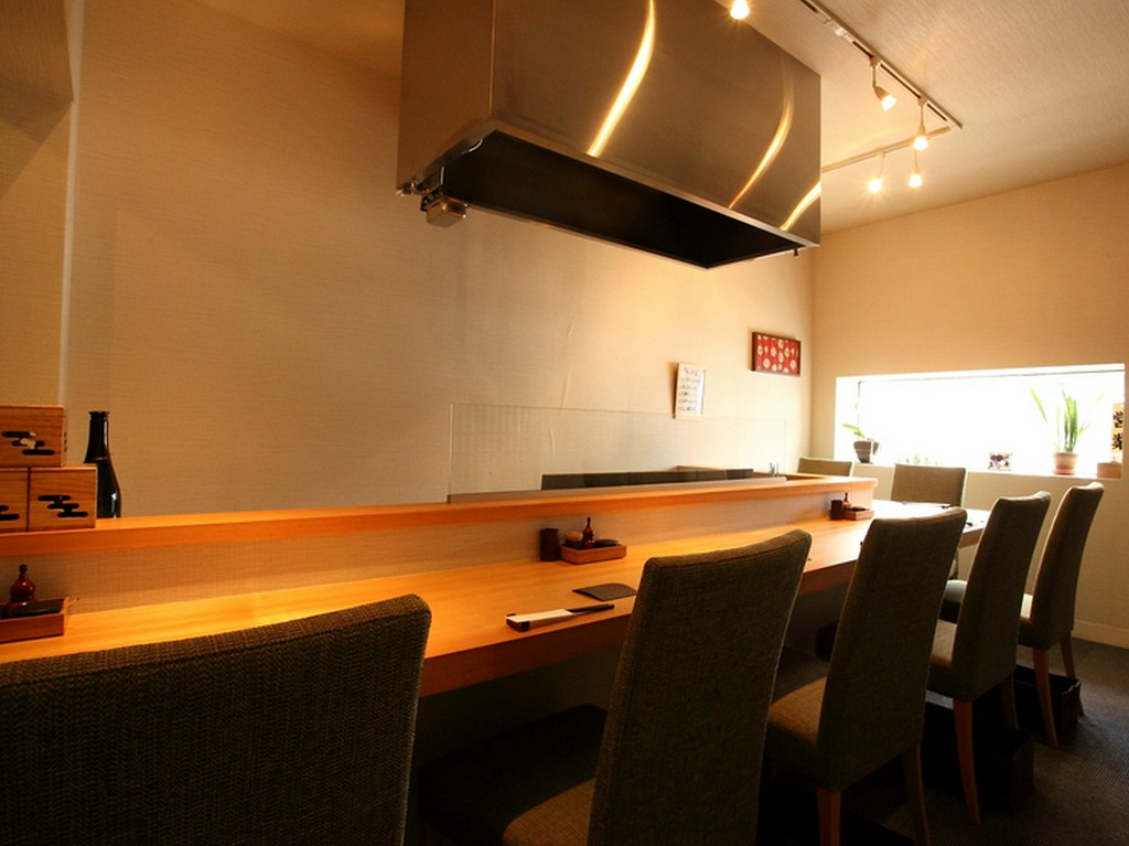 おいしい音や香りが楽しめるカウンターは特等席