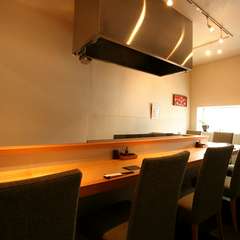 おいしい音や香りが楽しめるカウンターは特等席