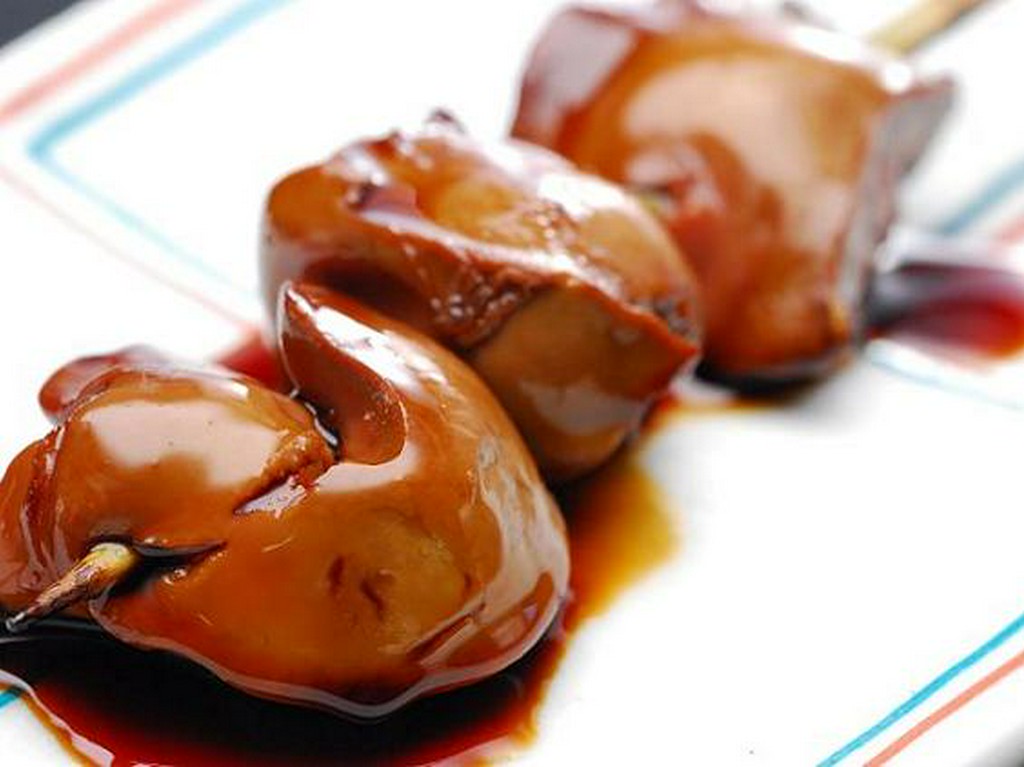 自家製たれで焼き上げるとろけるおいしさの『とろとろレバー串』