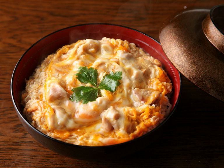 お昼限定!旨味たっぷり、ふんわりたまごがおいしい『半熟とろとろ親子丼』