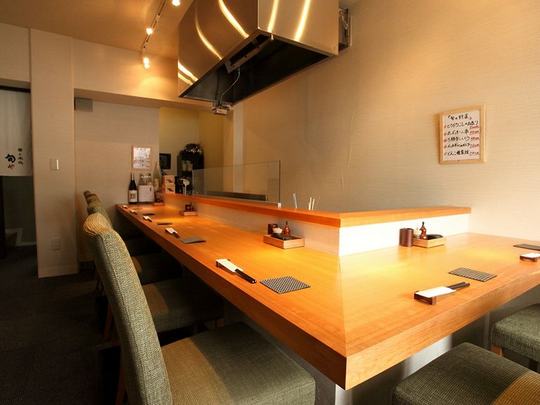 席数が少ないカウンター席は、落ち着きがありデートにも人気