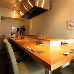 席数が少ないカウンター席は、落ち着きがありデートにも人気