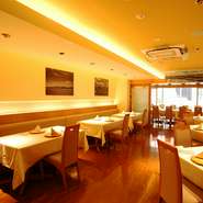 山形を代表するインテリアメーカー、天童木工のモダンシックな椅子や机に彩られたインテリア。その明るく落ち着いた雰囲気の中で、日本を代表するスローフードをゆったりと堪能できます。