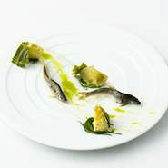 ディナー一番人気。その時その時の”旬”の山形県産食材を用いて「アル・ケッチァーノ」奥田シェフの理論のコース。
11品程度でご提供いたします。