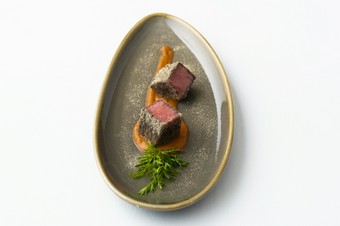 山形県産食材を使い現代的なアプローチを用いた”旬”を感じるコースを体験いただけます。