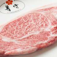 良質なブランド牛として定評のある佐賀牛を中心に、主に九州産の国産和牛のみを提供しています。信頼できる精肉業者と相談しながら、その時々で一番味の良い産地の和牛を仕入れているので安心です。