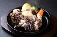 箸でほぐれるほどに柔らかく煮込みました。熱々鉄板に特製ダレをかければ食欲が一気にわきあがります。