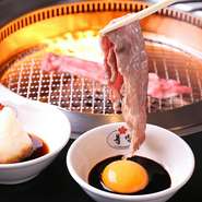 最高級A5ランクの佐賀牛を焼きしゃぶ用に薄くスライス。網の上でさっと炙り、ジャポネソースもしくは特製醤油と卵黄に絡ませてお召し上がりください。お昼から贅沢な味をご堪能ください。


