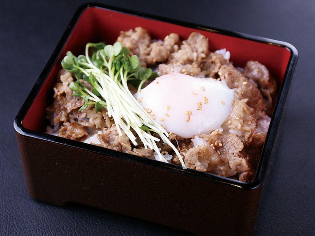 焼肉屋だから出来る肉の旨味。『佐賀産和牛のミルフィーユ重』