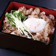 焼肉屋だからこそできる、黒毛和牛の旨味。2種類のお肉がご飯と重なり合い、絶妙な旨さを引き出します。