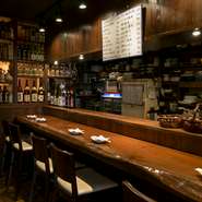 仕事帰りにひとりでふらりと立ち寄りお疲れ様の一杯を。周り気にせずくつろげるカウンター席で、美味しい料理を味わいながら過ごす、リラックスタイムが魅力的。